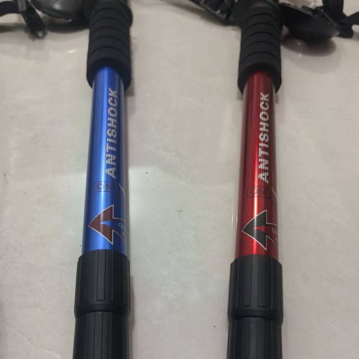 Muletas retráctiles de aleación de aluminio a prueba de choque cuatro secciones de escalada de montaña personalizadas de senderismo escalada de montaña antideslizante muletas ultraligeras