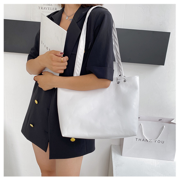 Korean Fashion Shoulder Fold  Chain Diagonal Bucket Bag Wholesale Nihaojewelry display picture 16