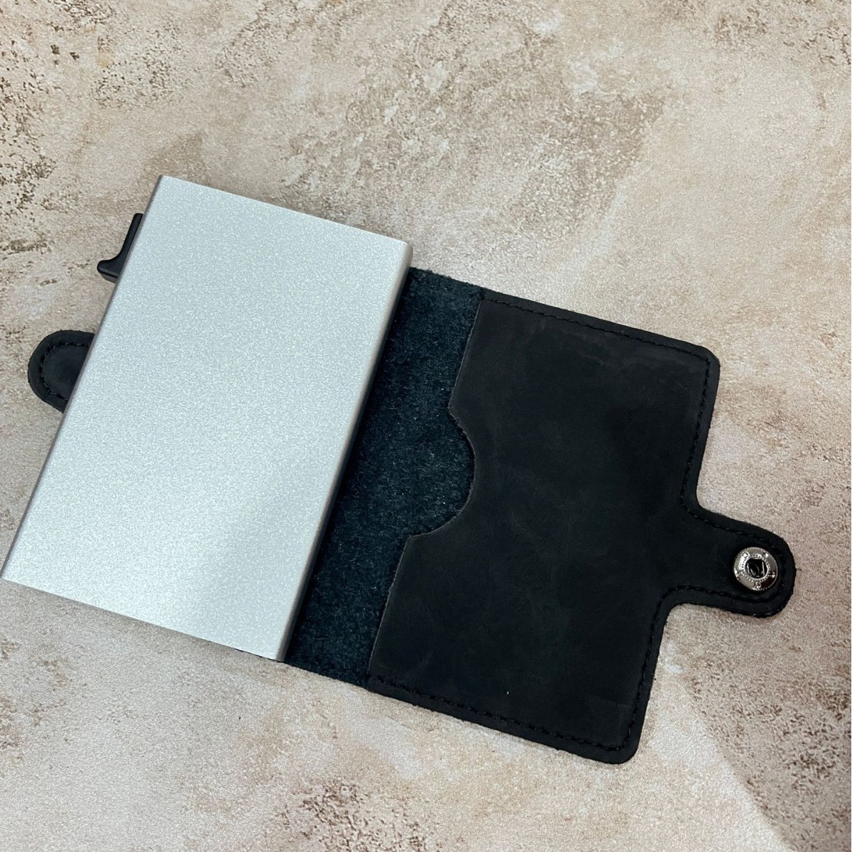 Titular de la tarjeta emergente automática Botón lateral emergente automático aleación de aluminio titular de la tarjeta billetera de metal transfronterizo e-commerce entrega de una pieza