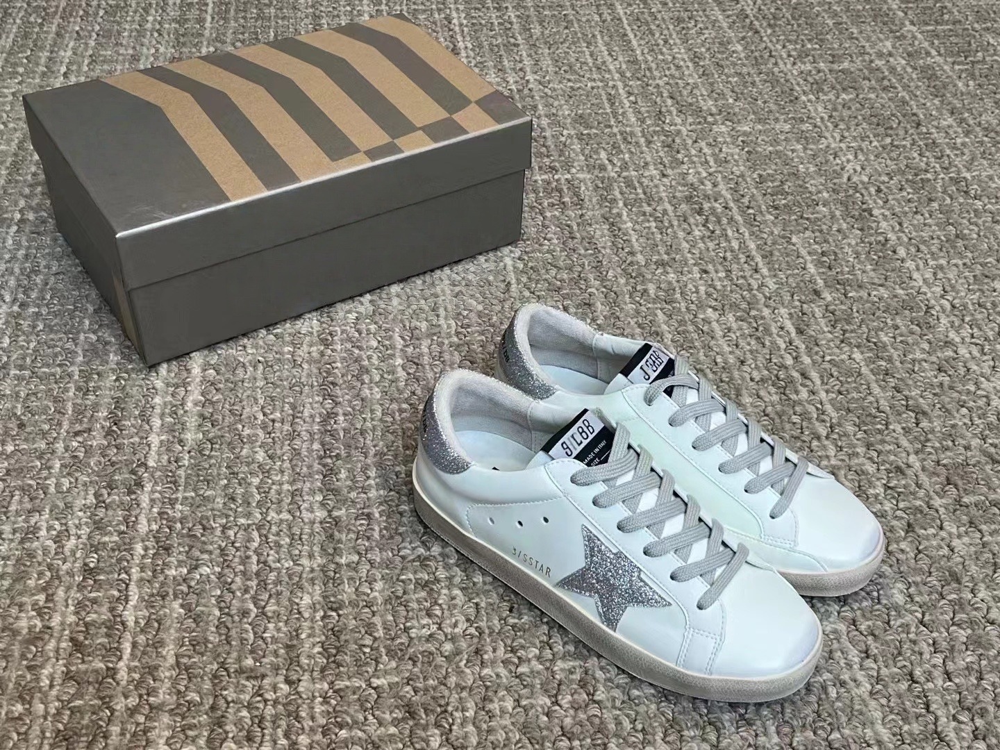 Versión mejorada de Corea del Sur GG Star Zapatos sucios de cola negra Zapatos sucios pequeños Zapatos de tabla viejos de cola plateada para mujer Zapatos casuales de aumento para hombres