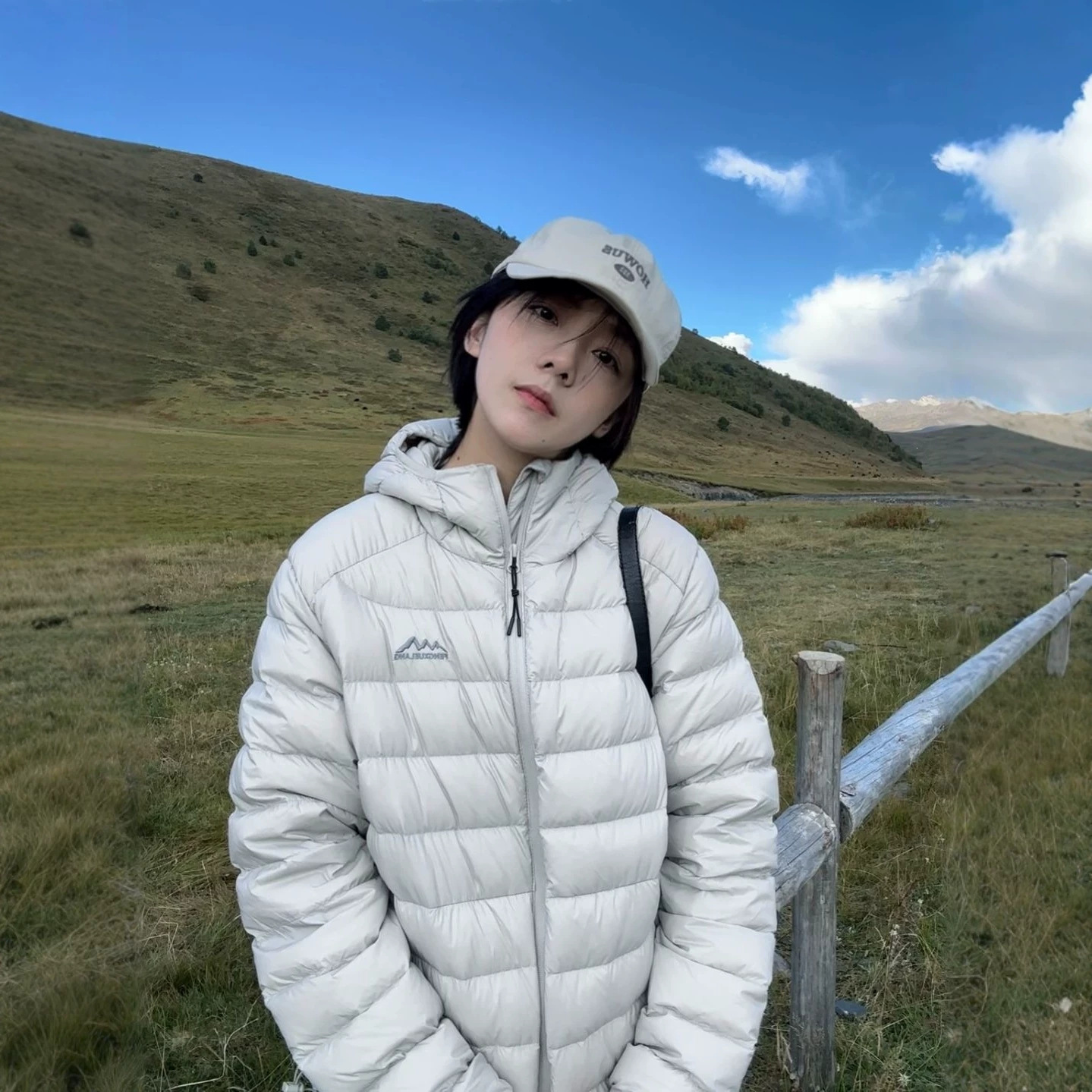 Women's down jacket with ribbed design, white duck down, lightweight and loose fit, new style for 2026, hooded, thickened, suitable for petite figures