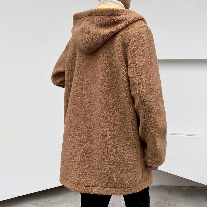 Giacca in pelliccia di agnello con bottoni tinta unita con cappuccio autunno inverno 2024 abbigliamento maschile alla moda e di tendenza_voghion.com