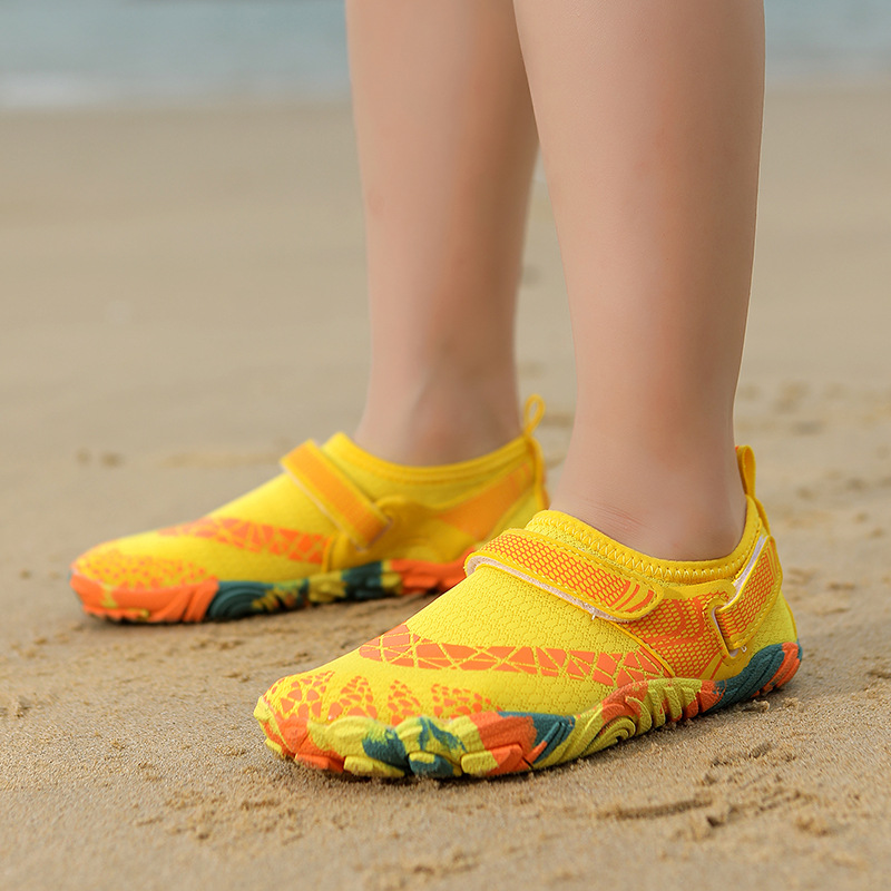 Nuevos zapatos de playa para niños al aire libre transfronterizos, zapatos de vadeo de cinco dedos, zapatos de buceo, zapatos de natación antideslizantes gruesos
