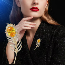 高档小众羽毛胸针大衣镶钻别针个性气质外套开衫胸花固定衣服扣针