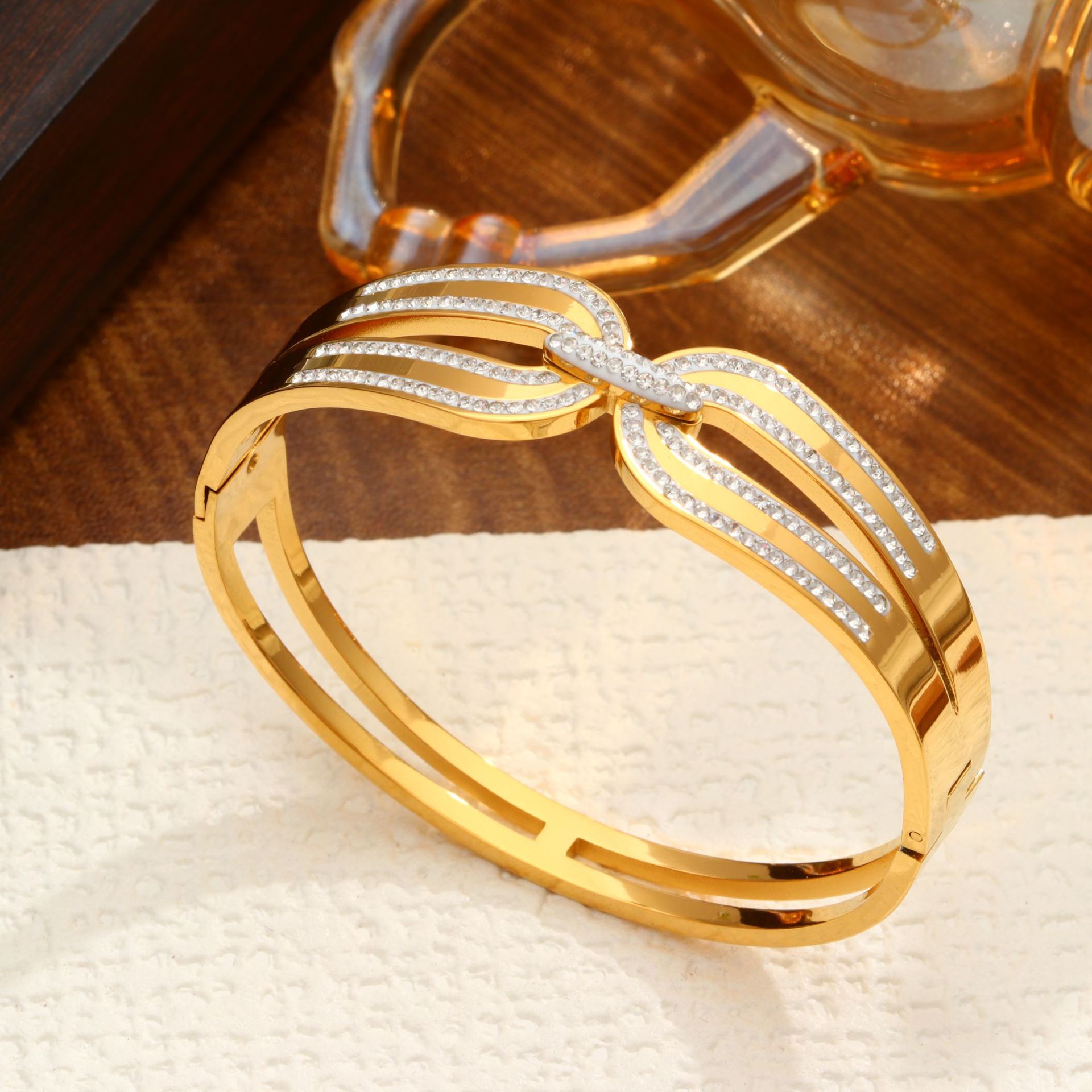 Curved diamond-gold
