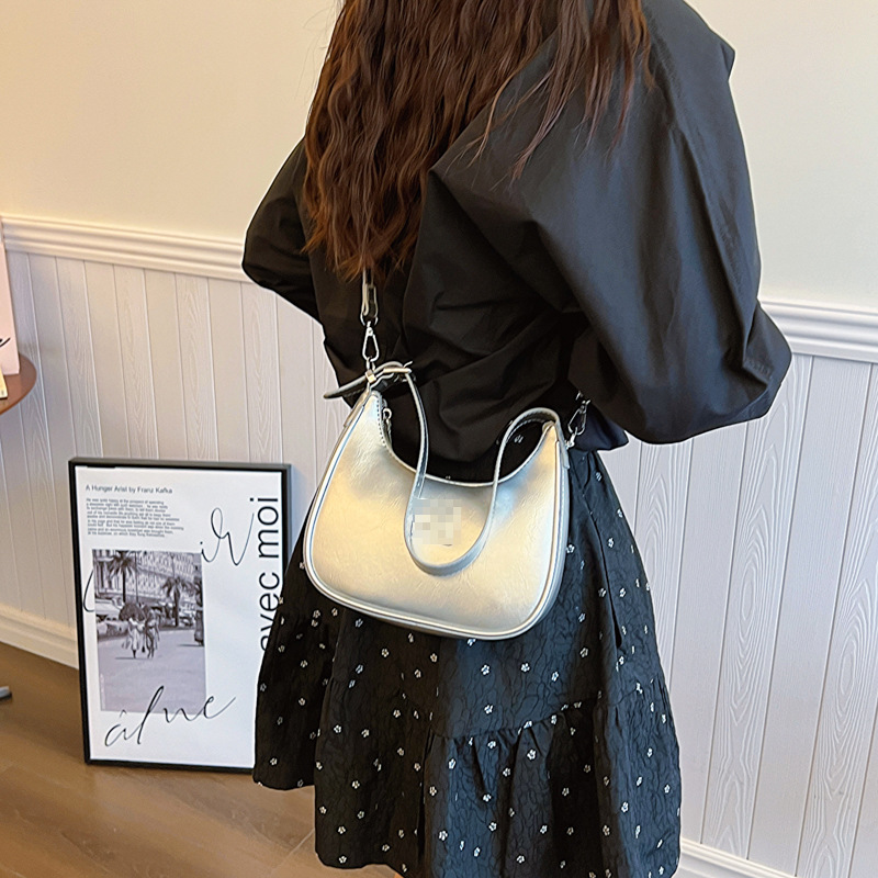 Bolsos de mujer al por mayor, nueva tendencia, bolsos de hombro de moda de alta gama, color sólido, dulce y fresco, bolso de bola de masa de mensajero con estampado brillante