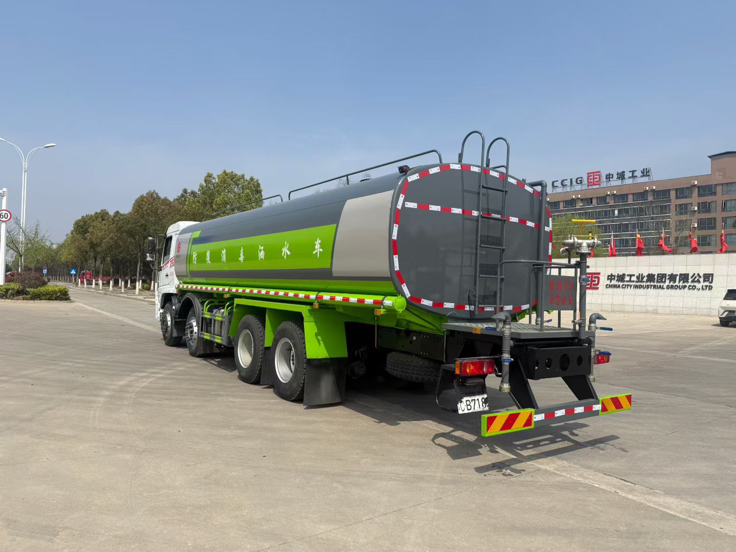 Howo 30-Ton Large-Scale Landscaping Spray Truck, Insulated Water Tanker, 304 Stainless Steel Water Truck, Fire-Fighting Vehicle