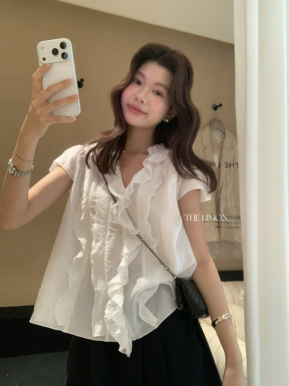 Áo sơ mi nữ tay ngắn cổ V phối ren xếp tầng chất liệu linen pha sợi tre — màu trắng, Bột cam, xanh lá cây chi tiết 24