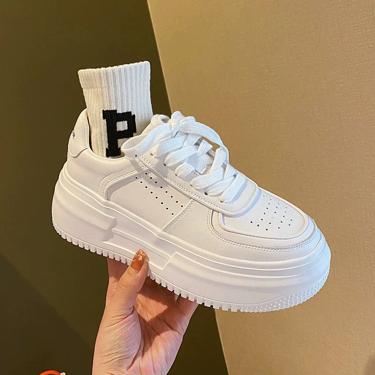 Белые женские кроссовки, тренд весны 2025 года, модные кроссовки, плоская подошва, повседневная спортивная обувь, сочетание цветов.