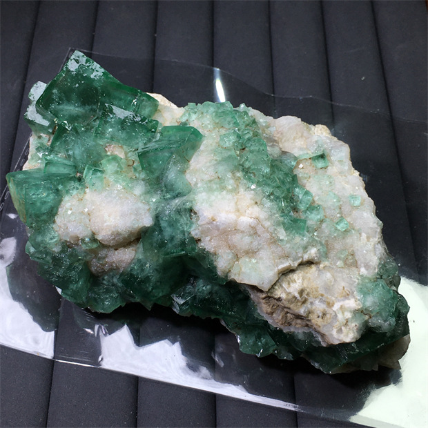 Madagascar Natural Sunlight Green Fluorite Raw Stone Specimen Color Change Green Mineral Crystal 10 sup