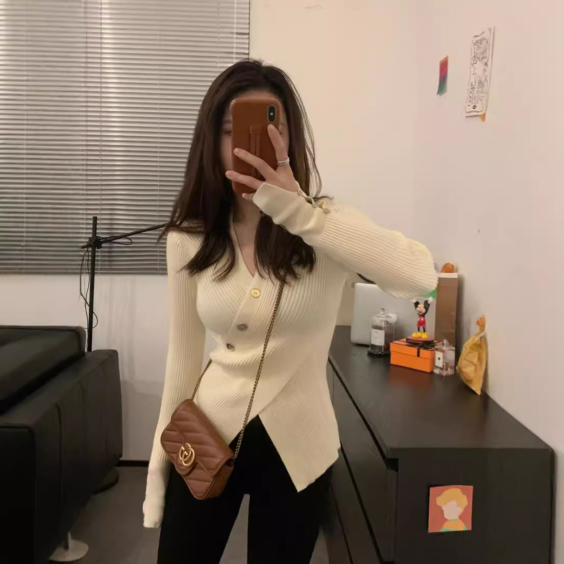 French-style crossover V-neck sweater, slim-fit knit long-sleeved inner top, early autumn pure and alluring high-end base layer.