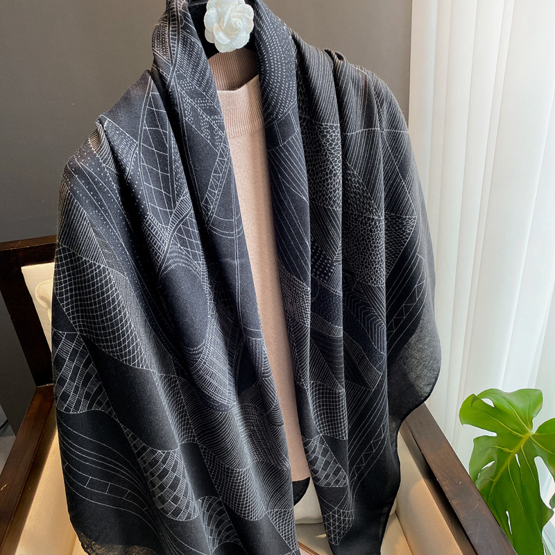 Comercio exterior Exportación simple todo-fósforo algodón y lino sensación impresión gran bufanda cuadrada 135*135cm playa protector solar chal bufanda de seda