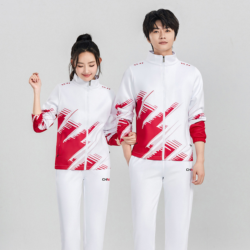 Traje rojo con pantalones blancos tipo tres 987