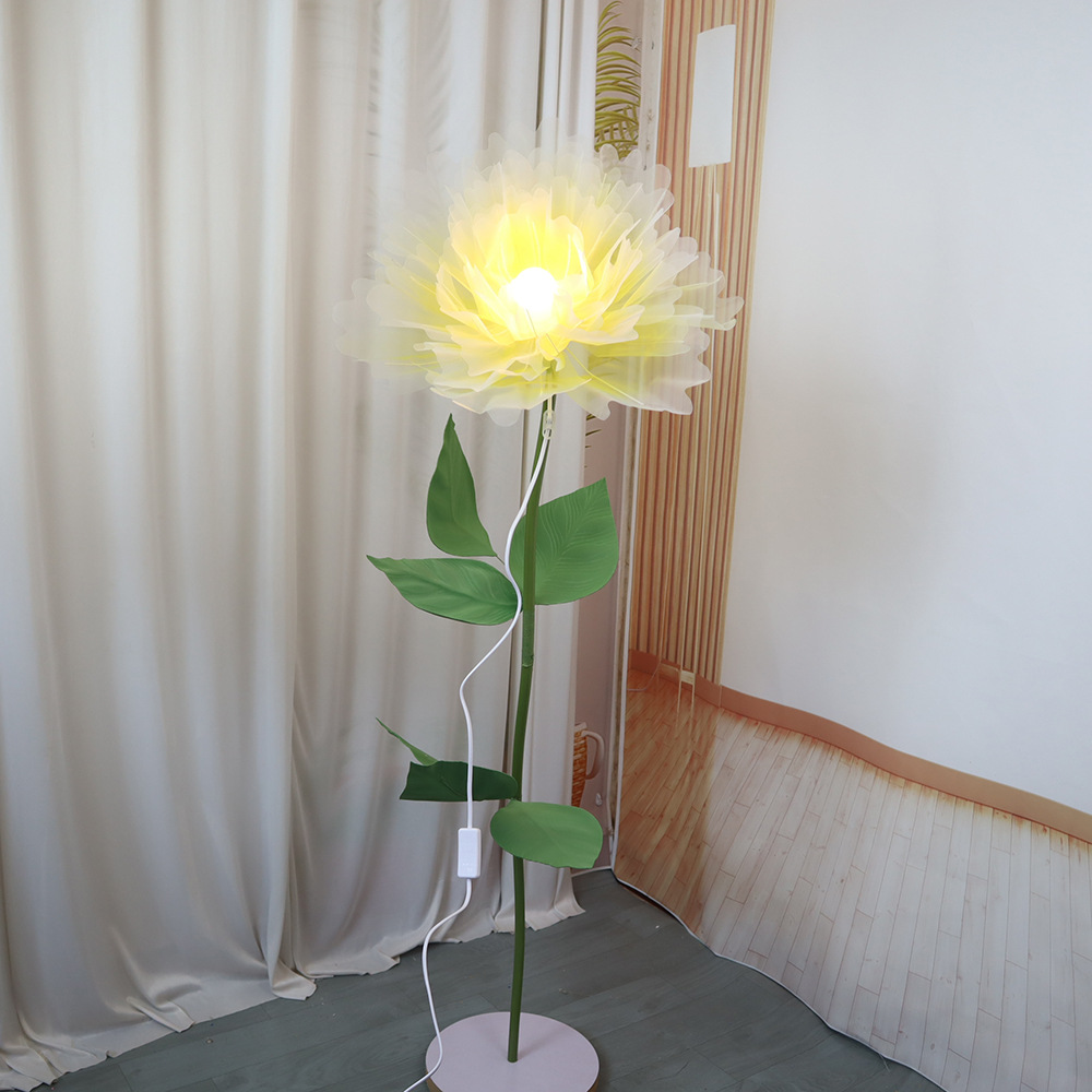 조명이 있는 노란색 슈트(나무 베이스)