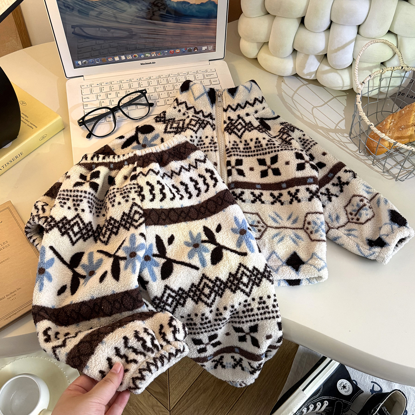 Invierno nuevo terciopelo grueso ropa de hogar para niños, hombres y mujeres, niños y niñas con un conjunto de calor coreano de ropa infantil al por mayor