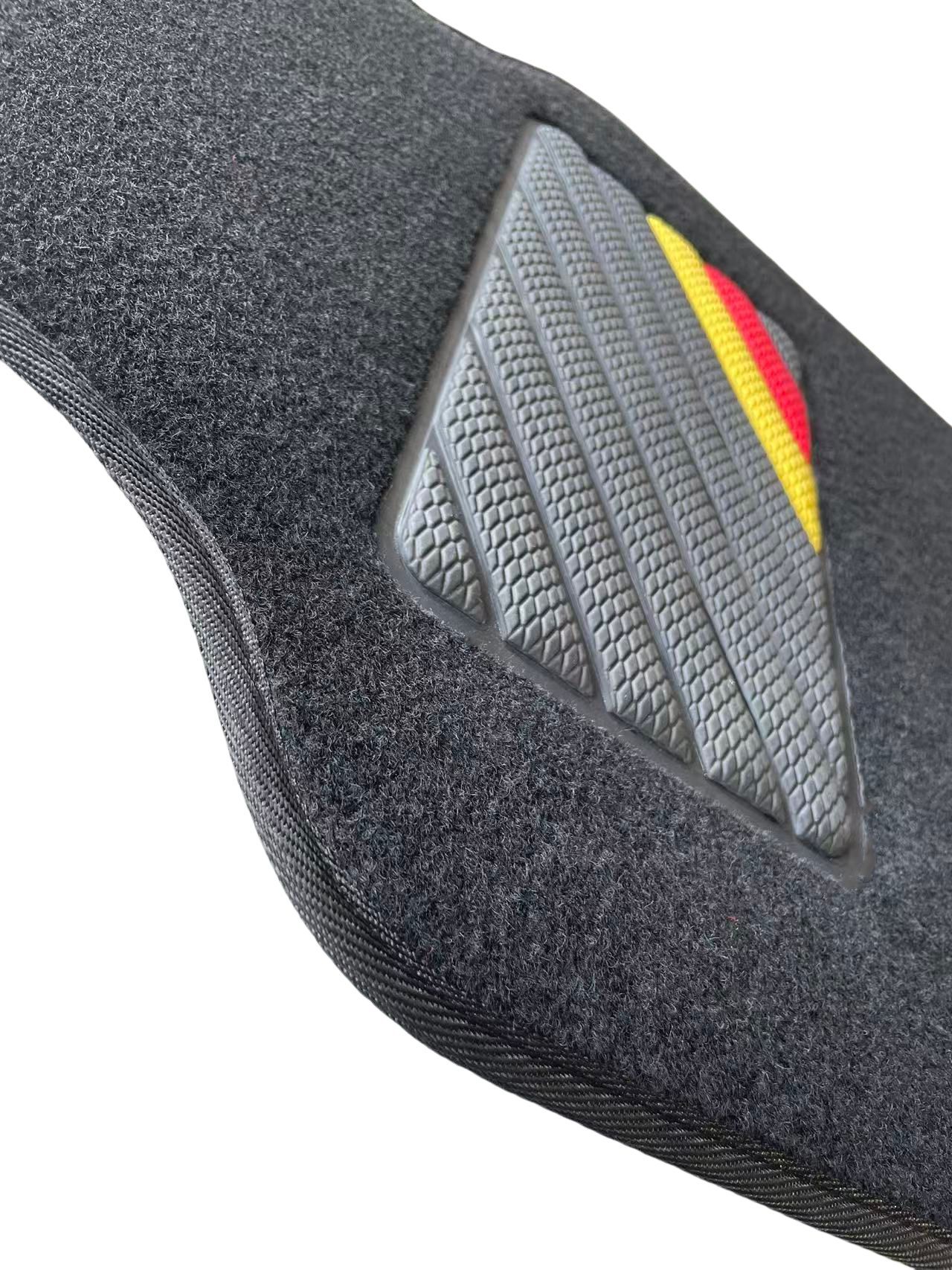 Universal 4-piece set of car floor mats, dirt-resistant carpet for the interior, driver's seat protection mat