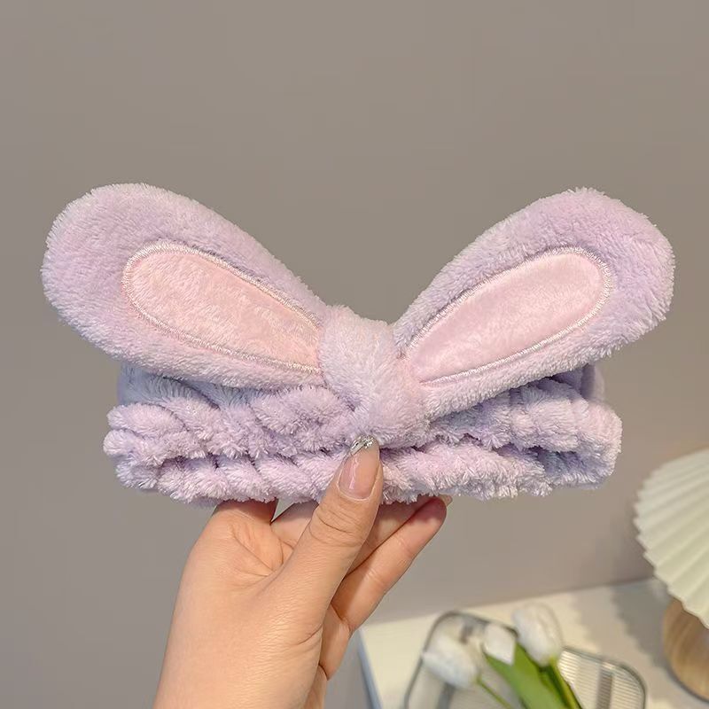 かわいいぬいぐるみのウサギの耳の顔を洗って髪を束ねます。手首に防湿袖の神器をつけます。|undefined