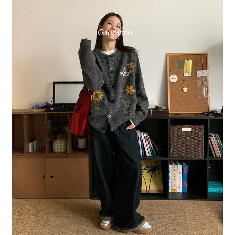 Autumn and winter embroidered jacket, oatmeal-colored, American-style, loose-fitting cardigan sweater, floral knit top, color: gray