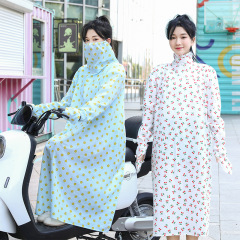 夏に自転車に乗るオートバイの電気自動車の日焼け止め服のストールは紫外線を防ぎます。