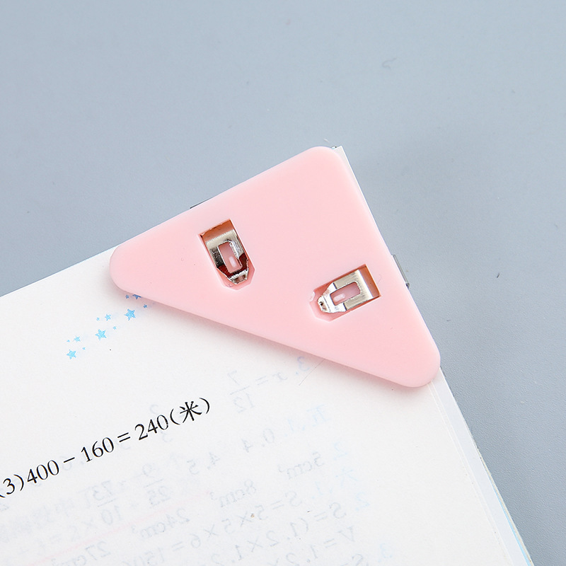 かわいいカラープラスチック三角クリップ学生クリップ文房具本の本の角保護クリップ三角ppクリップチケットクリップ|undefined