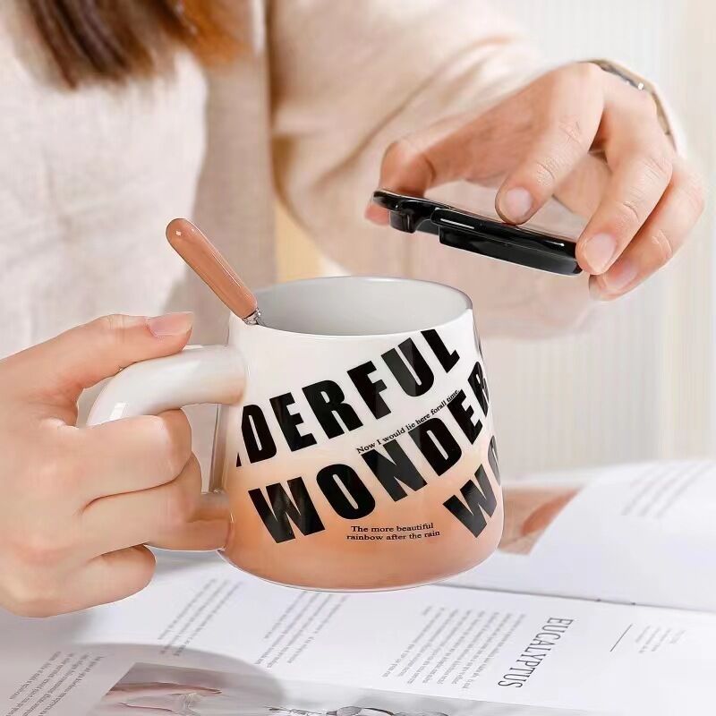 Creativo gradiente de color Estilo nórdico inglés personalizado Taza de cerámica con tapa cuchara Oficina taza de beber de alto aspecto