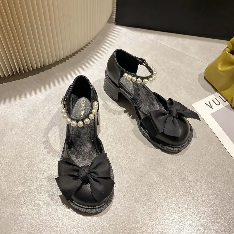 Sandalias en línea para mujeres 2024 nueva moda de estilo universal, zapatos suaves, zapatos de tacón grueso, zapatillas frías de dama