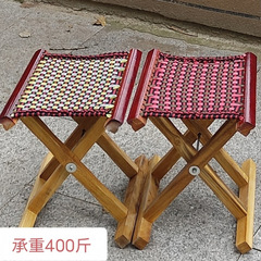 旧式の馬は屋外の折りたたみの腰掛けを刺します。