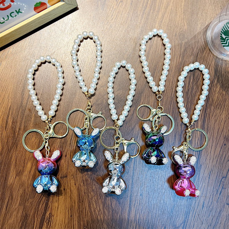 Cadena de perlas con incrustaciones de diamantes llavero de conejo bolso de muñeca colorido colgante llavero de coche máquina de muñecas regalo al por mayor