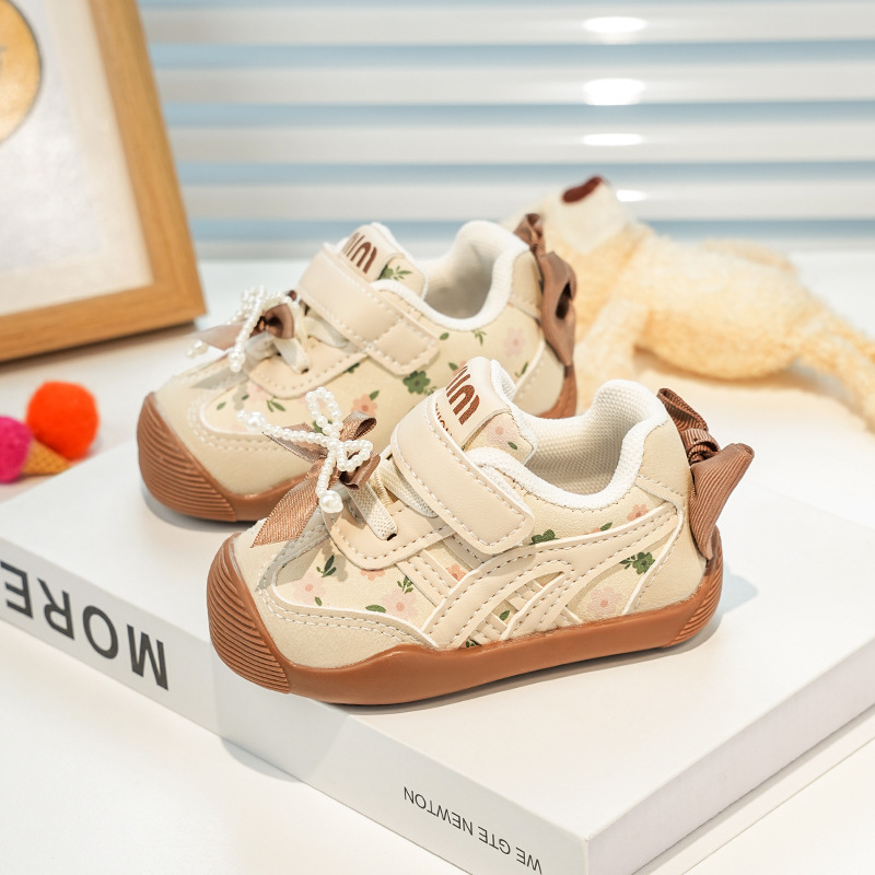 Bebé de niña con suela suave para zapatos de bebé 2025 otoño nuevo bebé niñas lindas pequeñas flores antipatadas zapatos de cuero para niños