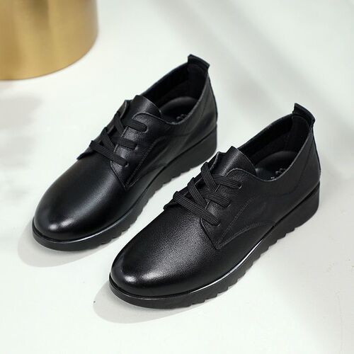 Kitchen-specific shoes: Waterproof, non-slip, women's black leather-soled sneakers—perfect for restaurants, hotels, and office wear with a flat sole.