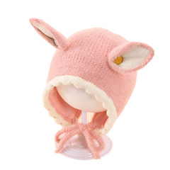 赤ちゃんのウサギの耳の耳の保護帽子は暖かくてかわいいです。