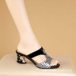 ��ЬܛƤܛ���ļ��r��ƴɫ2025��Ь���|�¿�һ��ˮ��⴩Ůʿ