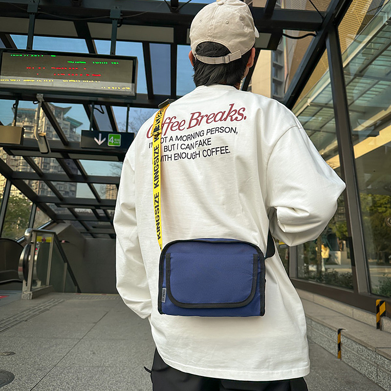 Bolso de hombro para hombre 2025 nuevo bolso de hombro de mensajero para hombre de cercanías bolso de teléfono móvil portátil japonés de alto valor al por mayor