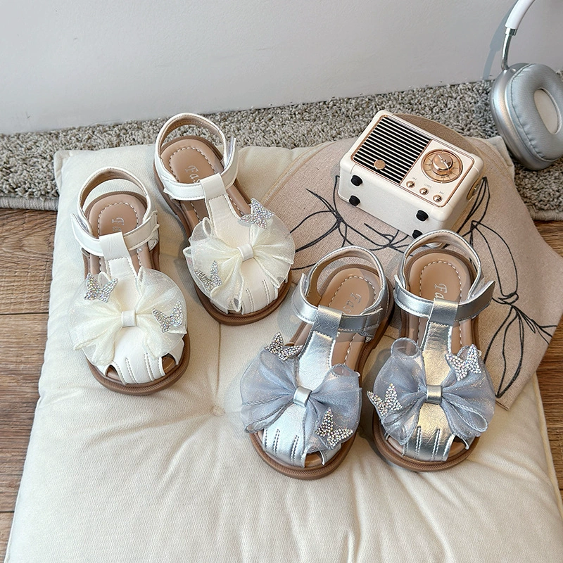Сандалии для девочек 2025 новый летний стиль иностранные туфли для девочек принцесса обувь мягкая подошва модная маленькая девочка пляжная обувь