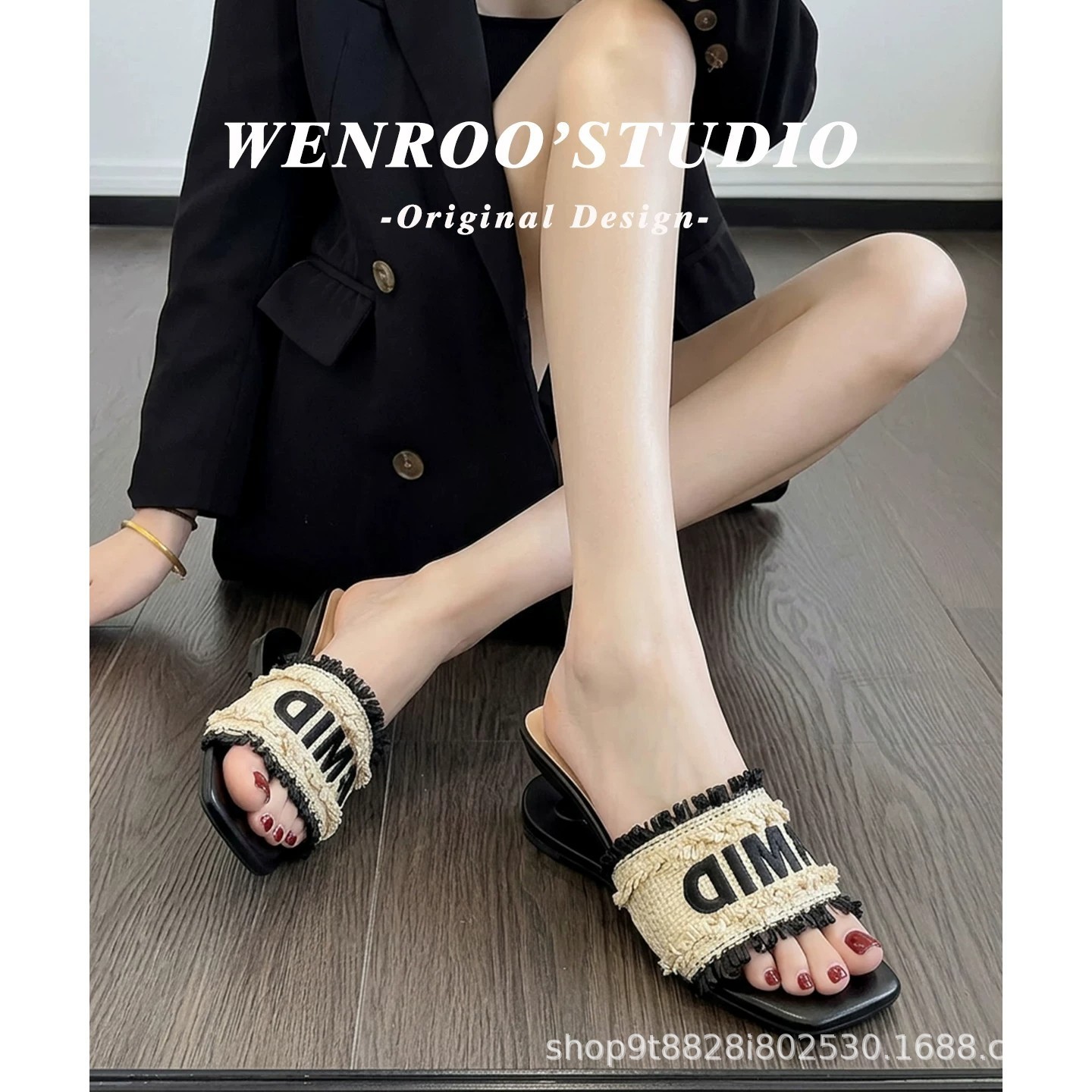 Pequeñas zapatillas de playa de letras de viento fragrante 2026 mujeres de moda de verano nuevo tipo plano cómodo versátil zapatillas image 2
