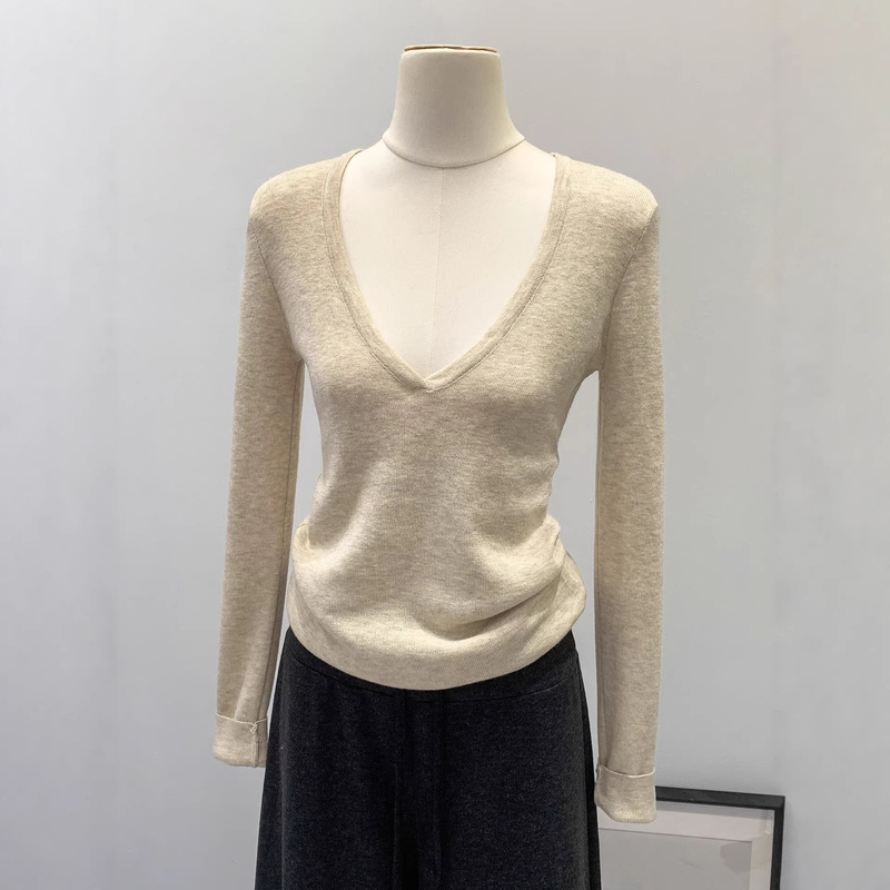 Super Stylish White Sweater with V-Neck, Knitted Base Layer for Women, New Winter Model with a High-End Feel, Low-Neck Inner Top Super Stylish White Sweater with V-Neck, Knitted Base Layer for Women, New Winter Model with a High-End Feel, Low-Neck Inner Top