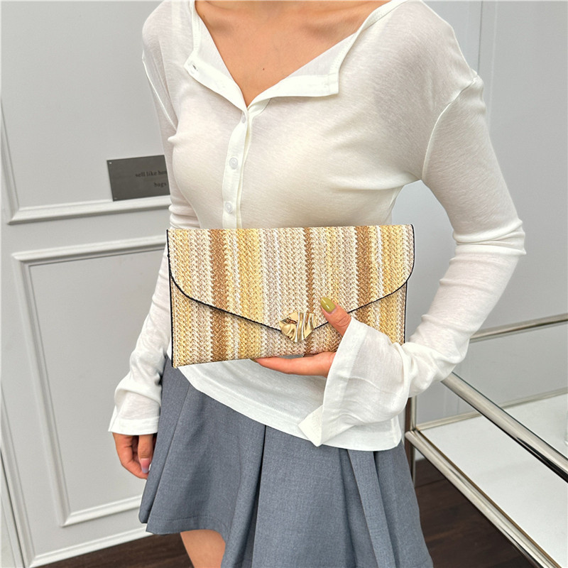 2026 verano nuevo color a rayas de moda personalidad bolsa de sobres casuales femenina bolso de mano de diseño de estilo exterior