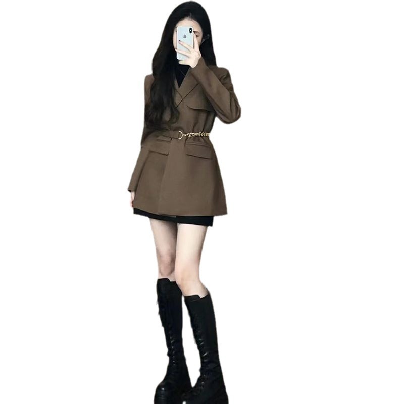 高級なデザイン感のある黒いスーツのコートの女性の気質は韓国系の軽くて熟しています。|undefined