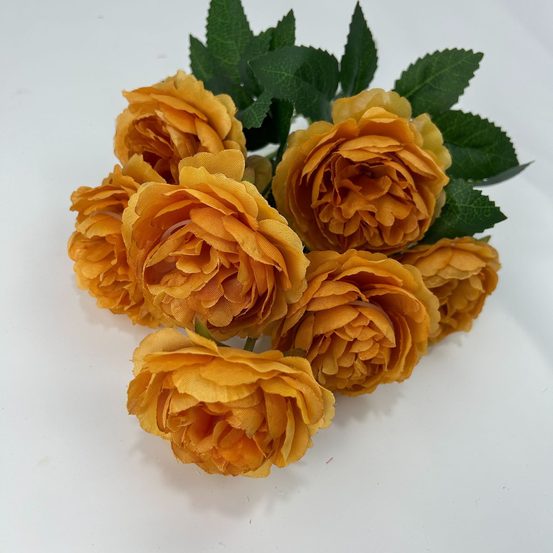 진한 오렌지색