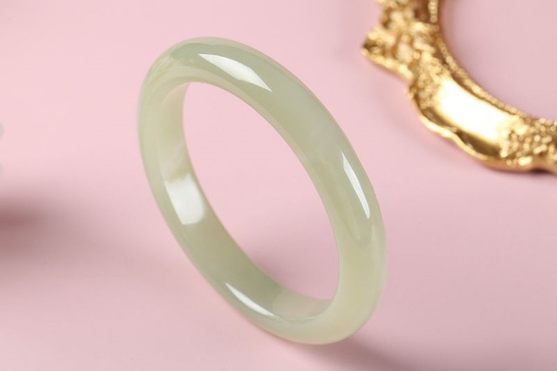 Vòng tay ngọc bích Hòa Điền tự nhiên phong thủy màu xanh trắng băng trong chi tiết 3