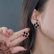 小香风微镶锆石黑色花朵耳钉925银针镀14K简约高级感耳环百搭耳饰