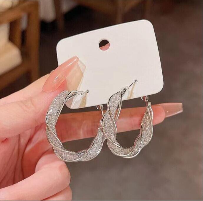 Gioielli e accessori orecchini a cerchio in cristallo a maglie cave orecchini di alta qualità temperamento alla moda micro orecchini intarsiati da donna all'ingrosso_voghion.com