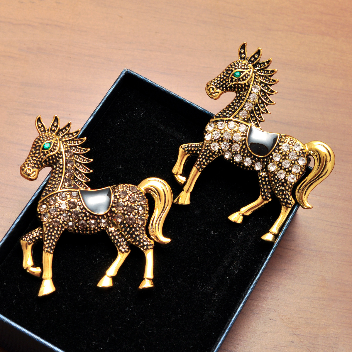 European and American Retro Diamond-Encrusted War Horse Brooch, Accessible Luxury Enamel British Suit Corsage Pin, Year of the Horse Animal Zodiac Jewelry