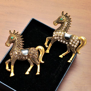 European and American Retro Diamond-Encrusted War Horse Brooch, Accessible Luxury Enamel British Suit Corsage Pin, Year of the Horse Animal Zodiac Jewelry