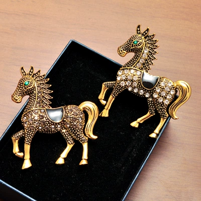 European and American Retro Diamond-Encrusted War Horse Brooch, Accessible Luxury Enamel British Suit Corsage Pin, Year of the Horse Animal Zodiac Jewelry