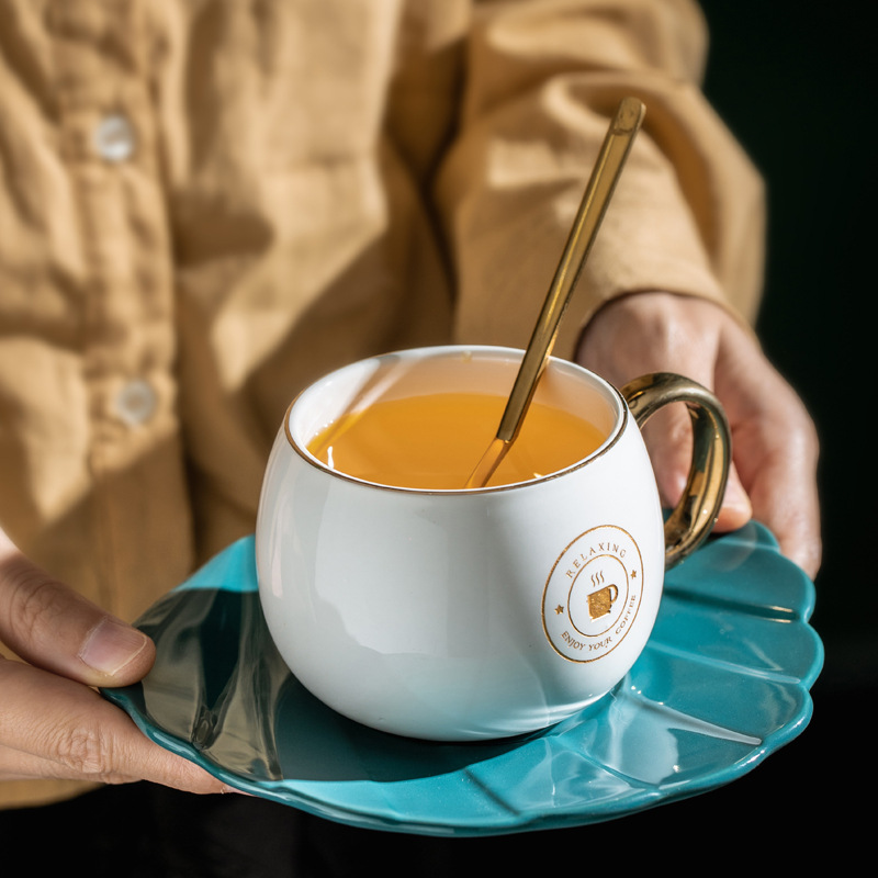 Taza de café original taza de cerámica de perla galvanizada taza de agua de oro con platos cuchara tallada oro LOGO regalo
