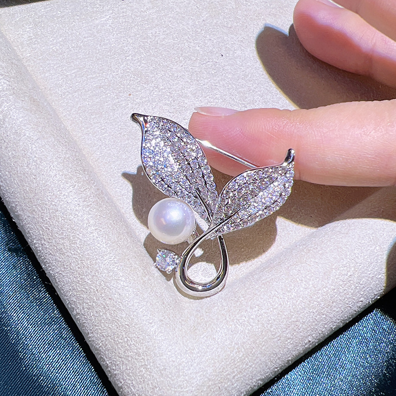 Elegant Women's Leaf Brooch With Micro Pave Zircon And Pearl_voghion.com