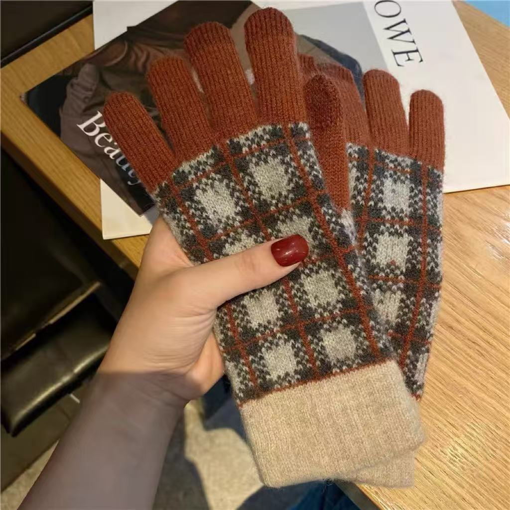 日本の衝突色の格子のタッチパネルの保温の手袋の女性の秋冬の新型のメリヤスとベルベットの車は森の女子学生に乗ります。