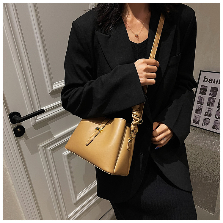 Western style simple fold small bag new autumn and winter 2021 bucket bag shoulder commuter messenger texture bagpicture11