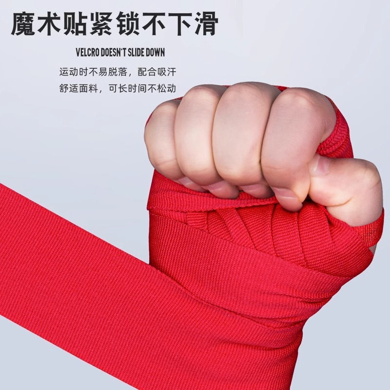 ボクシングの包帯の男性の散打の保護具は手をつないで手を巻いて格闘します。|undefined